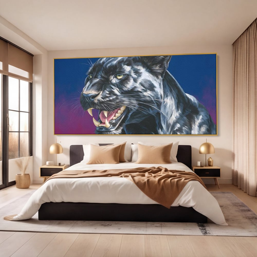 Tablou canvas cu tablou canvas cu pantera neagra, in rama de aluminiu auriu, pe perete intr-un dormitor